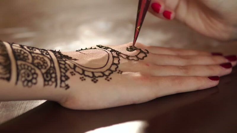 Henna Tattoo Artist - Image 2